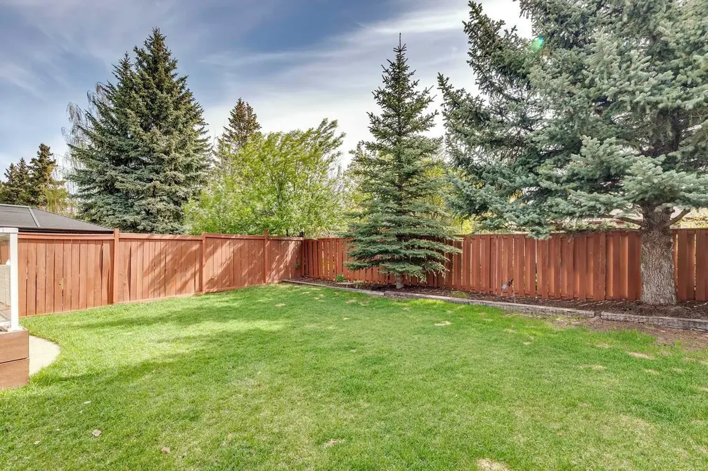 68 Woodmont Rise SW Calgary AB T2W 4L5