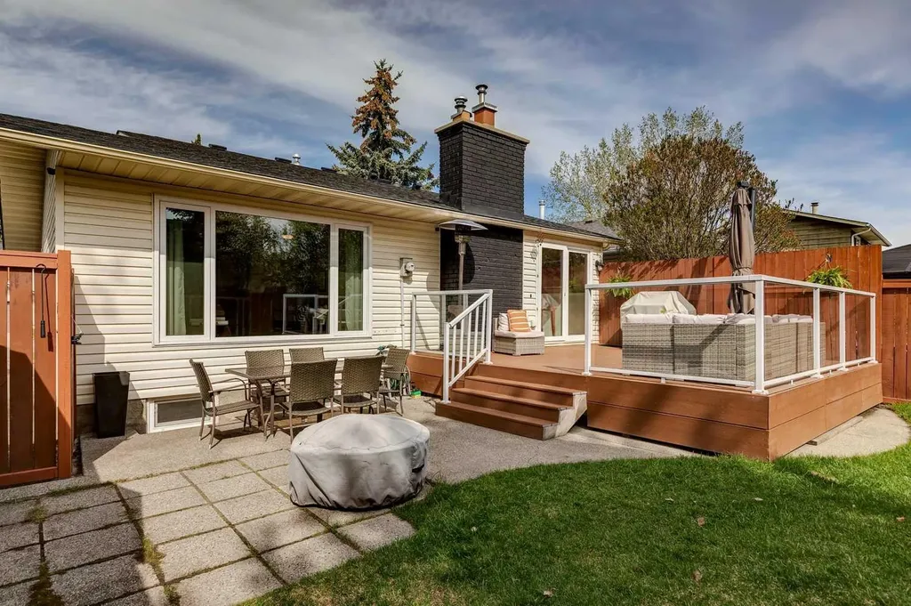 68 Woodmont Rise SW Calgary AB T2W 4L5