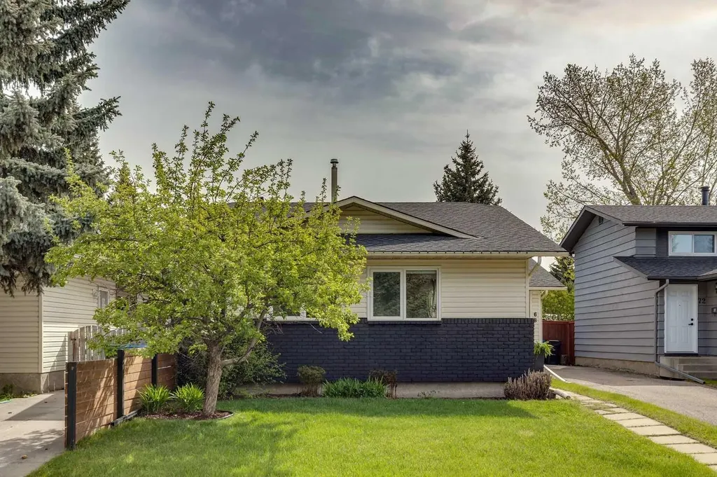 68 Woodmont Rise SW Calgary AB T2W 4L5