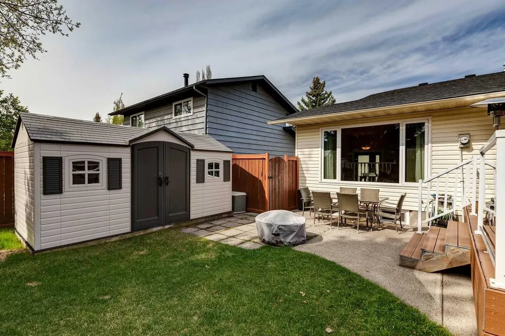 68 Woodmont Rise SW Calgary AB T2W 4L5