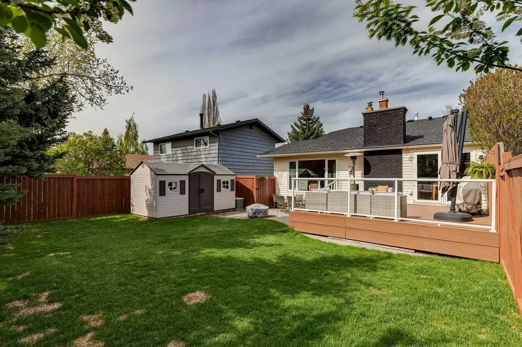 68 Woodmont Rise SW Calgary AB T2W 4L5
