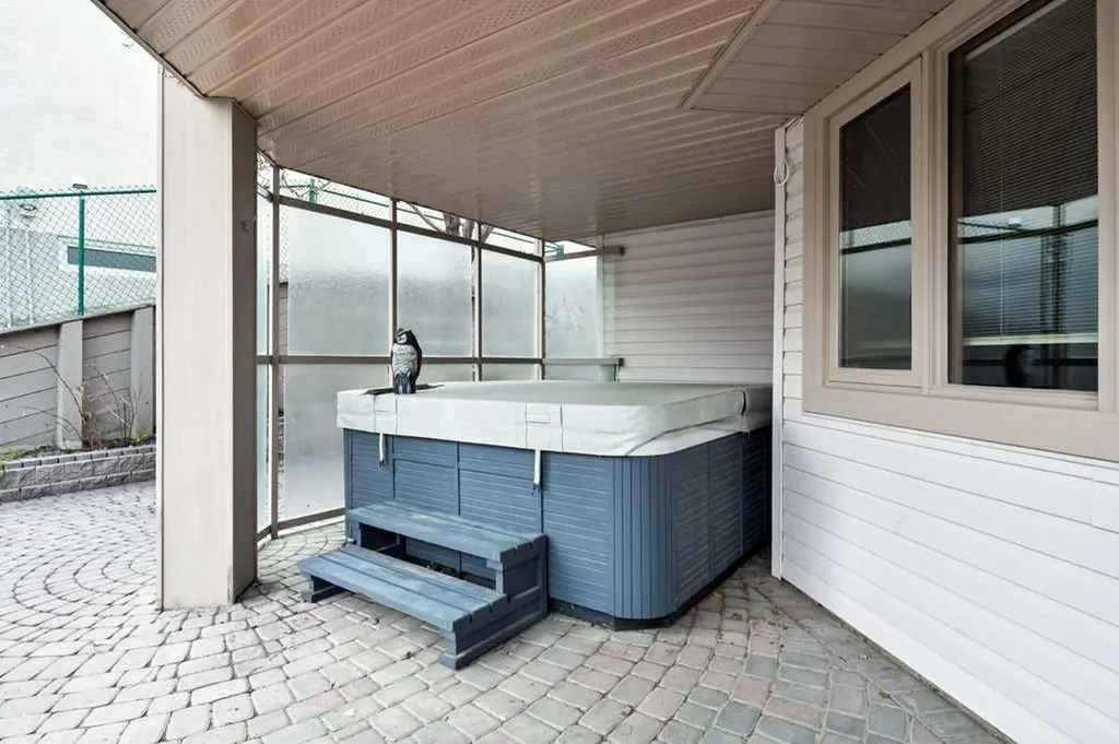 91 Valley Ridge Green NW Calgary AB T3B 5L5