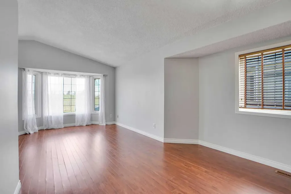 336 Whitworth Way NE Calgary AB T1Y 6E4