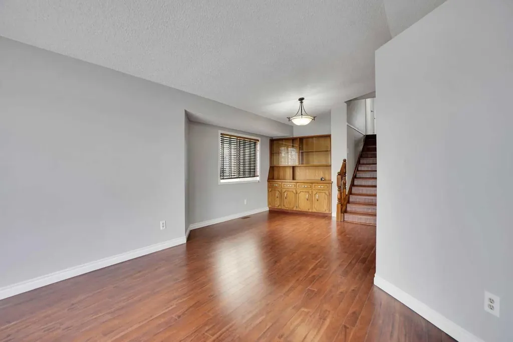 336 Whitworth Way NE Calgary AB T1Y 6E4