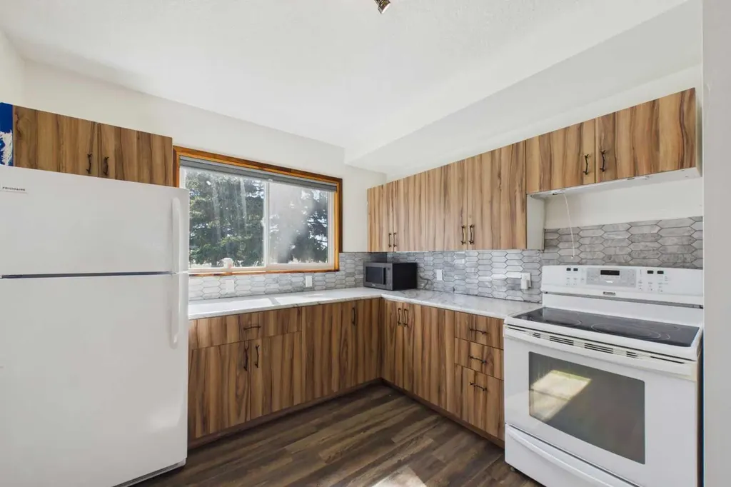4712 51 Avenue Alix AB T0C 0B0