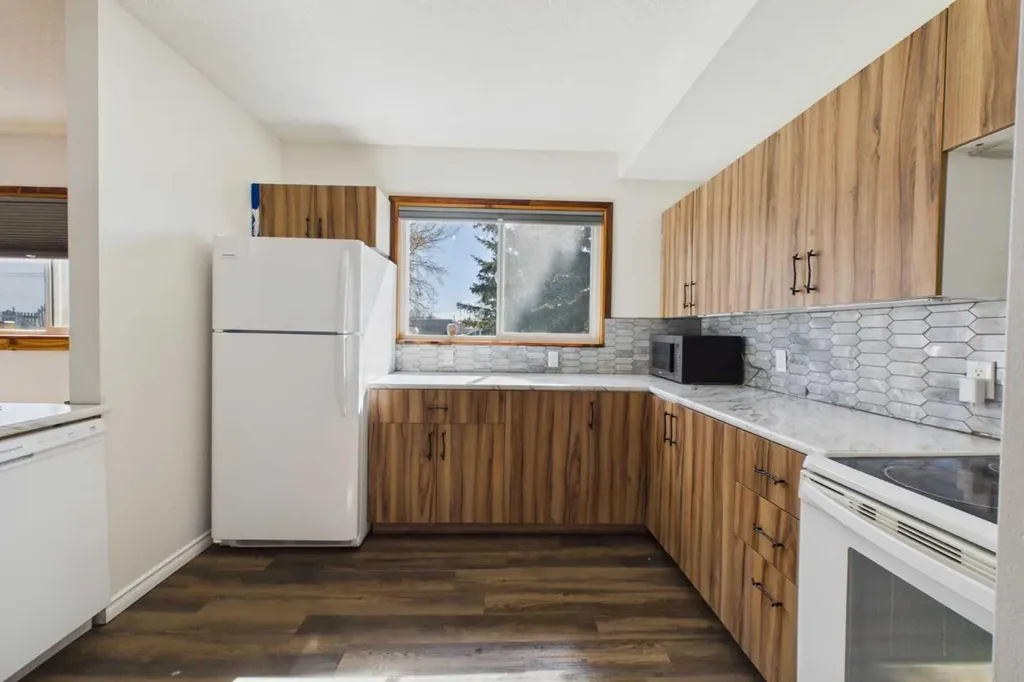 4712 51 Avenue Alix AB T0C 0B0