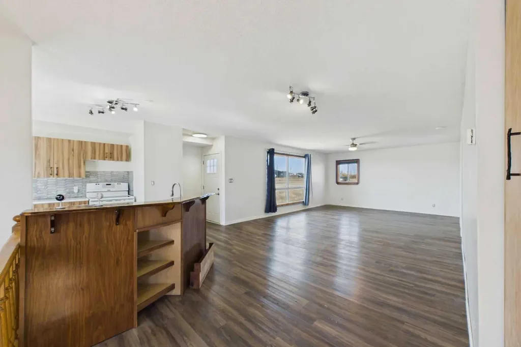 4712 51 Avenue Alix AB T0C 0B0