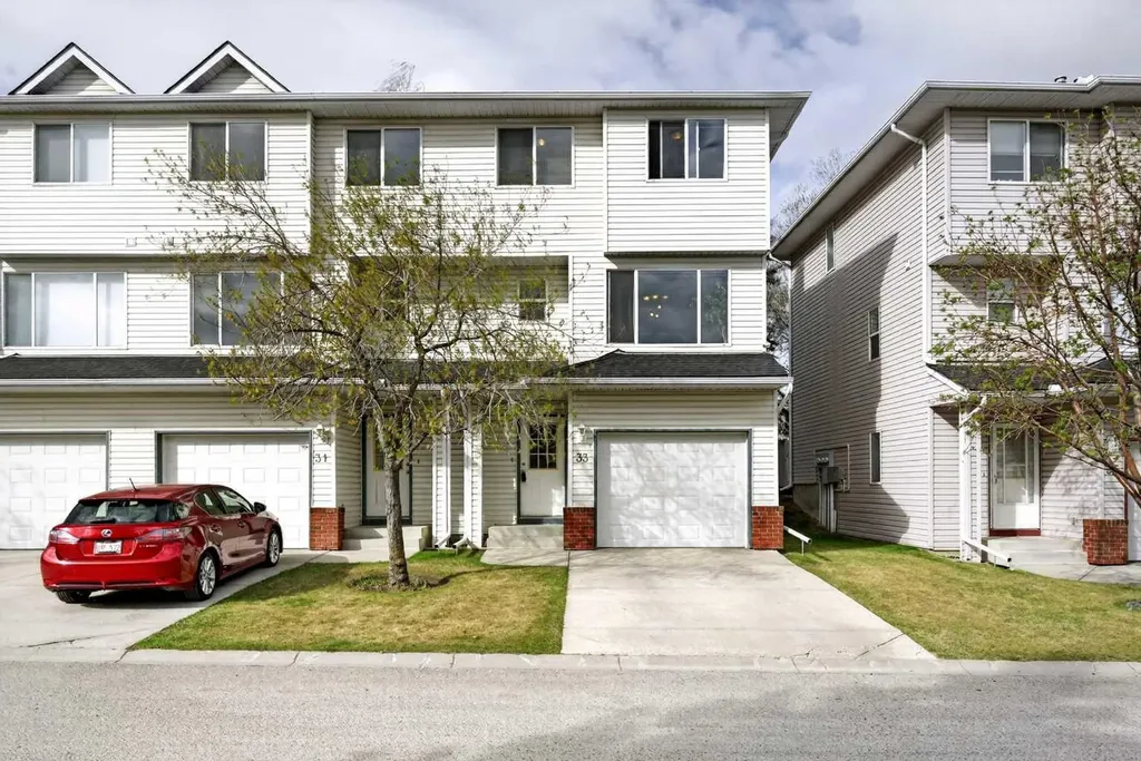 33 Harvest Oak Circle NE Calgary AB T3K 4S6