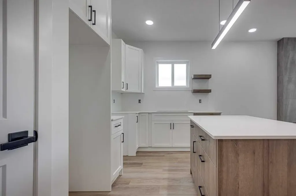 5537 51 Avenue Lacombe AB T4L 1K9