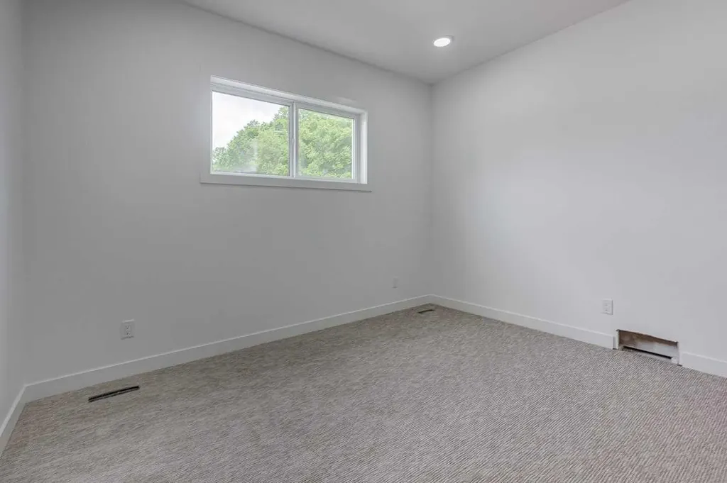 5537 51 Avenue Lacombe AB T4L 1K9