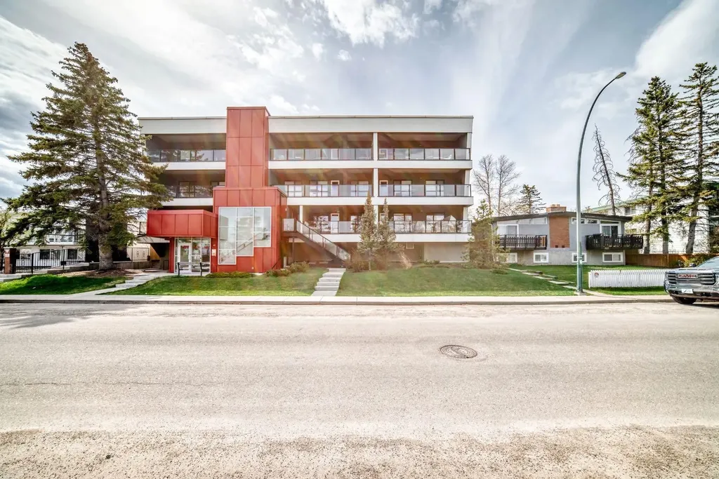 1629 38 Street SW Calgary AB T3C 1T8