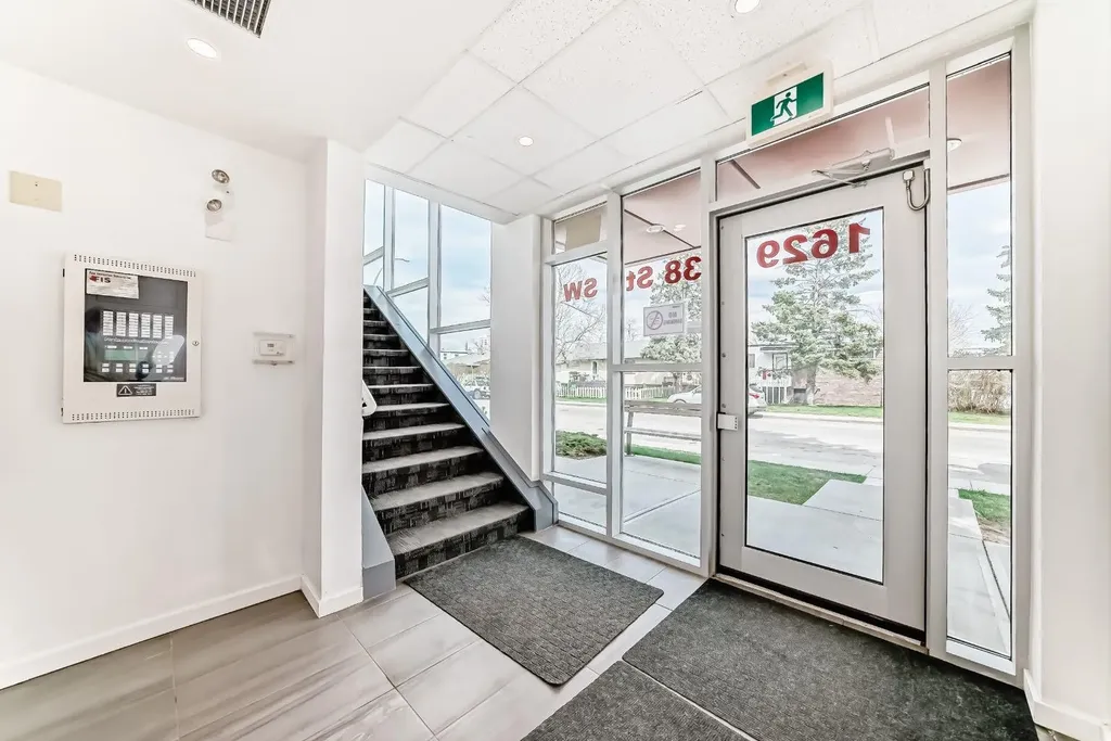 1629 38 Street SW Calgary AB T3C 1T8