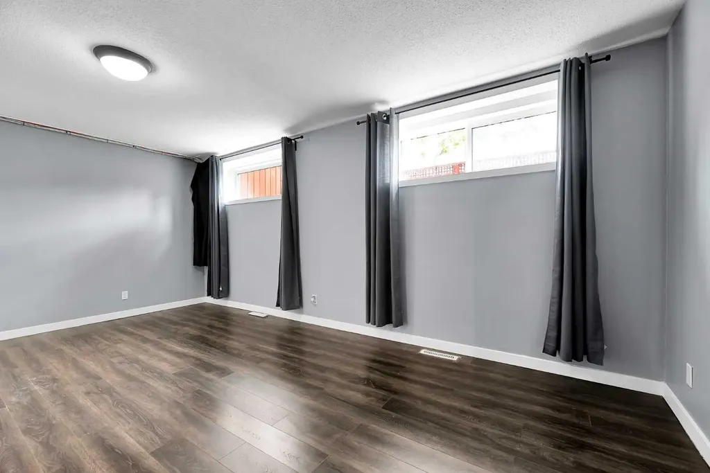639 Kingsmere Crescent SW Calgary AB T2V 2H9