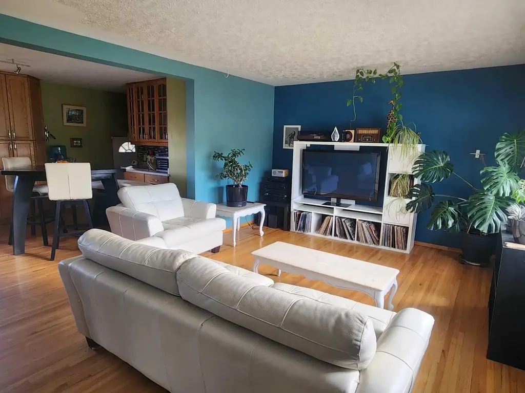 7304 5 Street SW Calgary AB T2Y 1B1