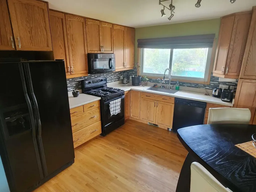 7304 5 Street SW Calgary AB T2Y 1B1
