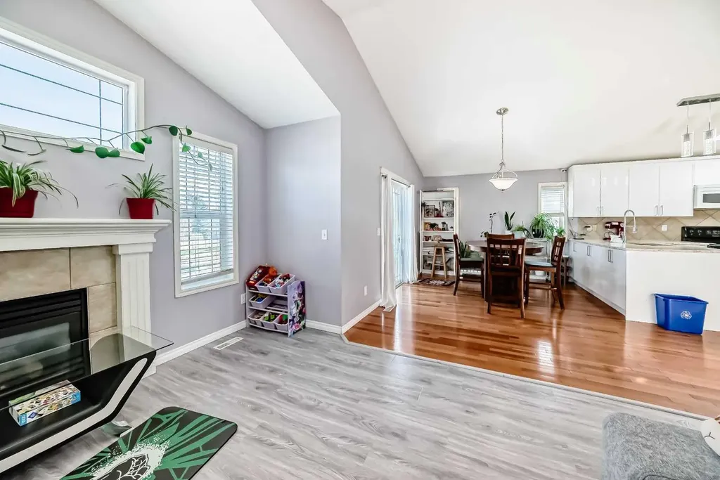 44 Canoe Square SW Airdrie AB T4B 2N5