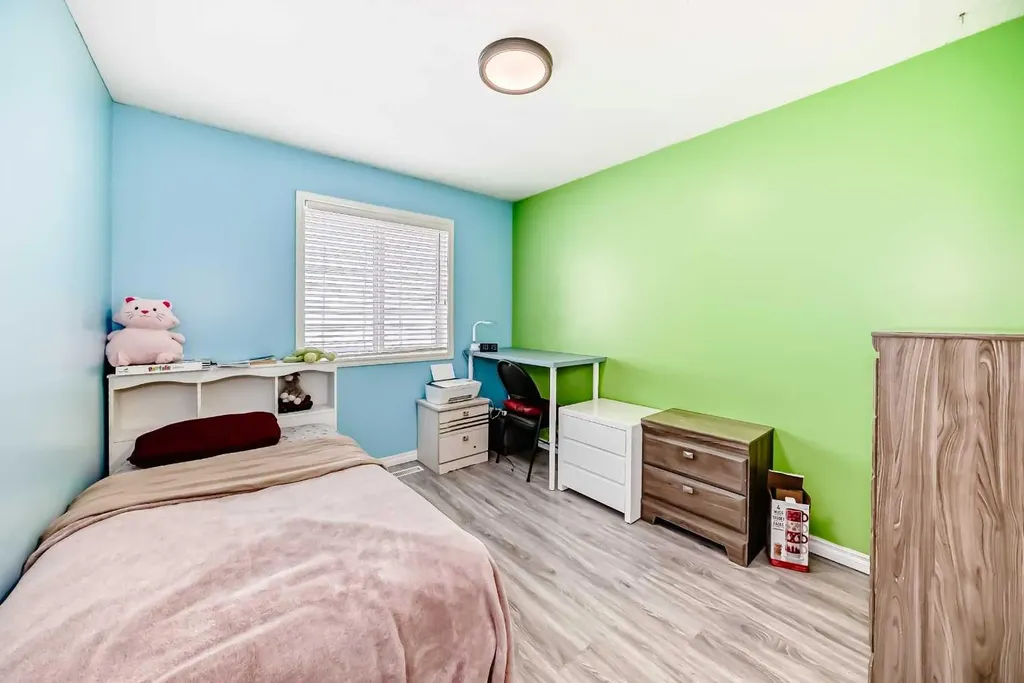 44 Canoe Square SW Airdrie AB T4B 2N5