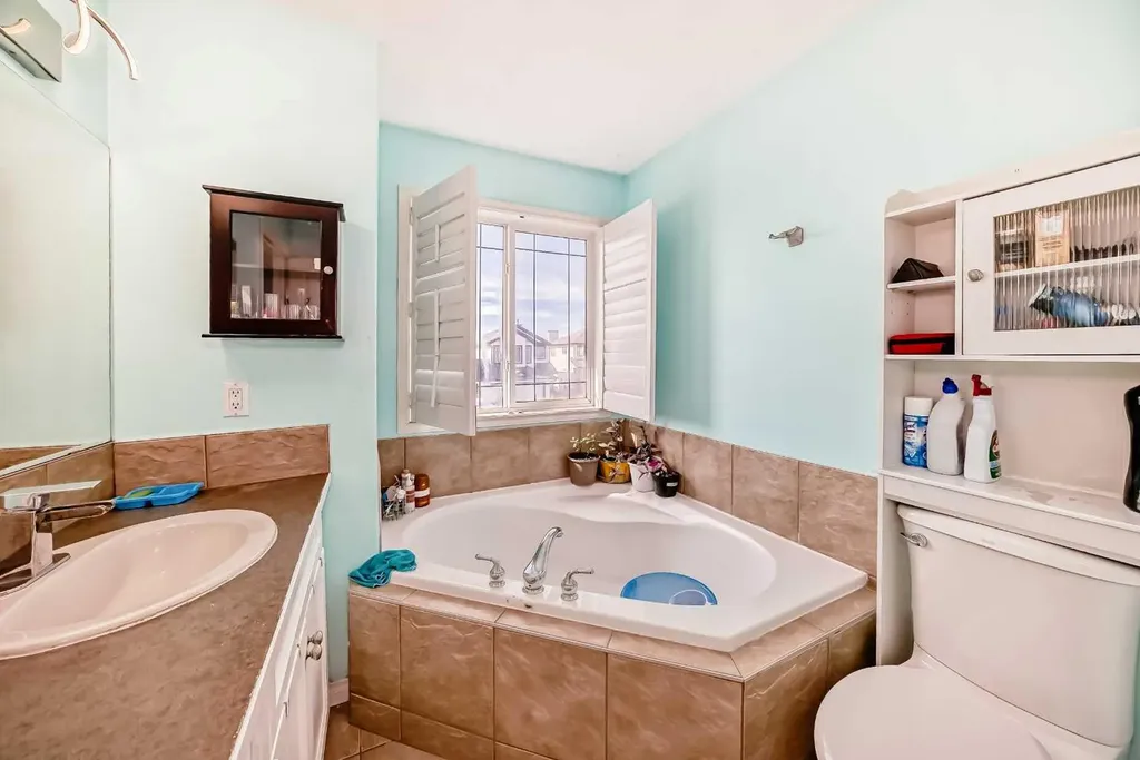 44 Canoe Square SW Airdrie AB T4B 2N5