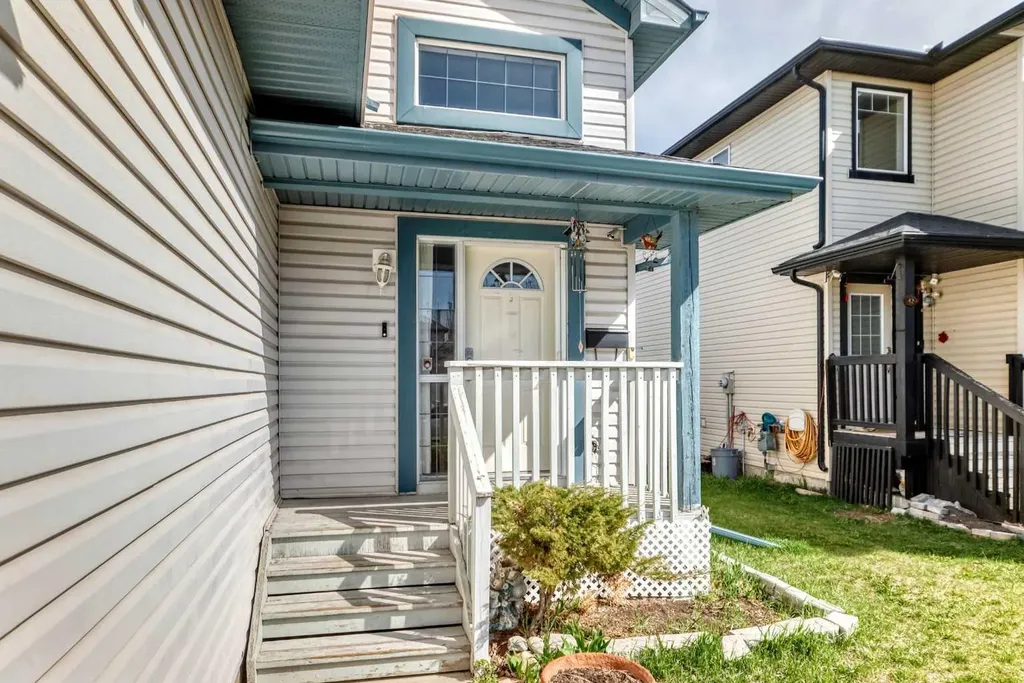 44 Canoe Square SW Airdrie AB T4B 2N5