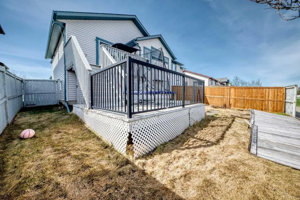 44 Canoe Square SW Airdrie AB T4B 2N5