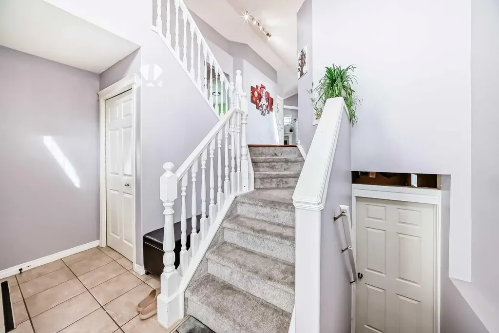 44 Canoe Square SW Airdrie AB T4B 2N5