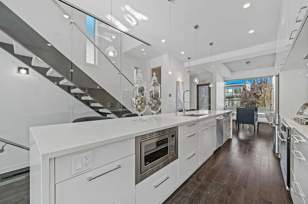 2115 Bowness Road NW Calgary AB T2N 3L2