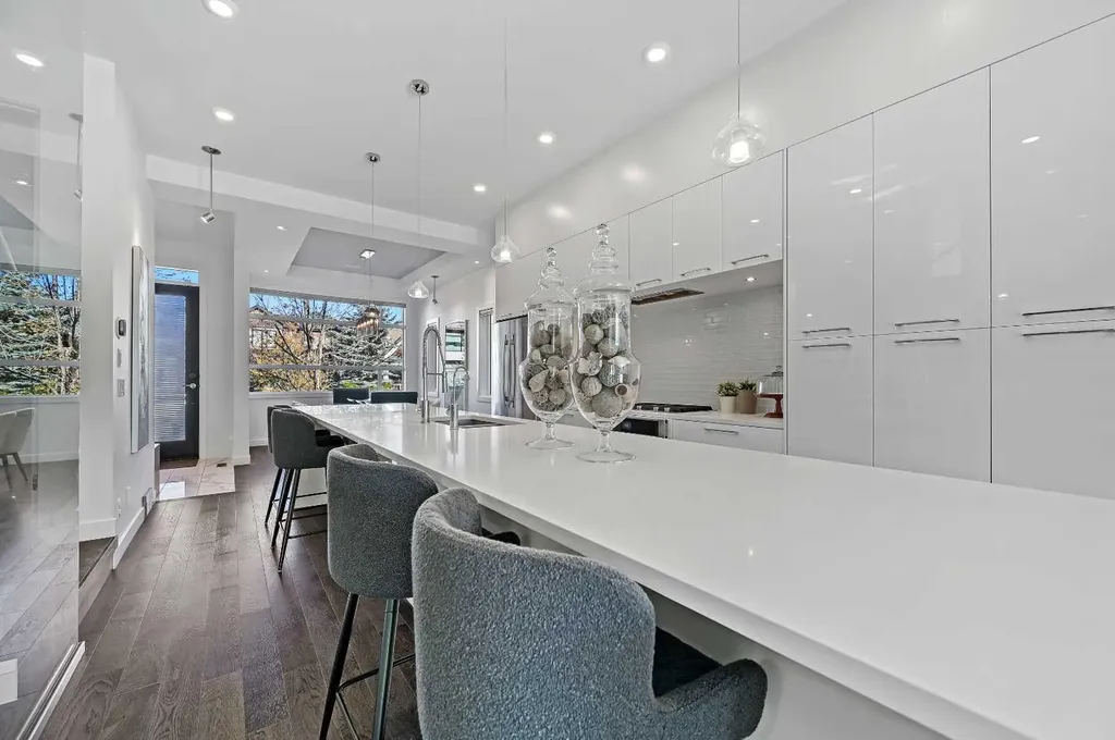 2115 Bowness Road NW Calgary AB T2N 3L2