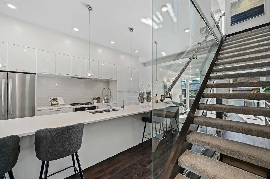 2115 Bowness Road NW Calgary AB T2N 3L2