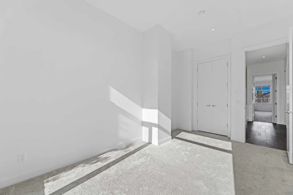 2115 Bowness Road NW Calgary AB T2N 3L2