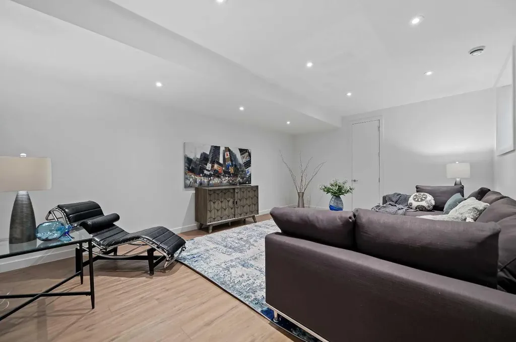 2115 Bowness Road NW Calgary AB T2N 3L2