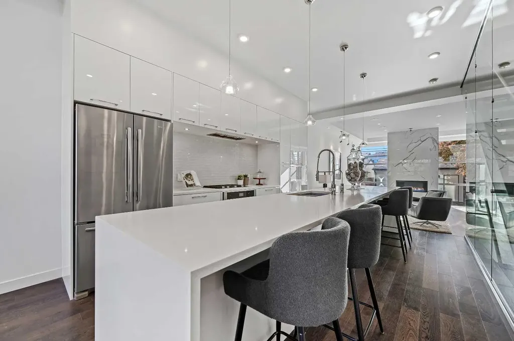 2115 Bowness Road NW Calgary AB T2N 3L2