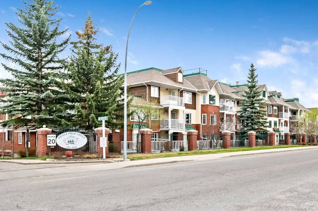 2206 Sienna Park Green SW Calgary AB T3H 3N7