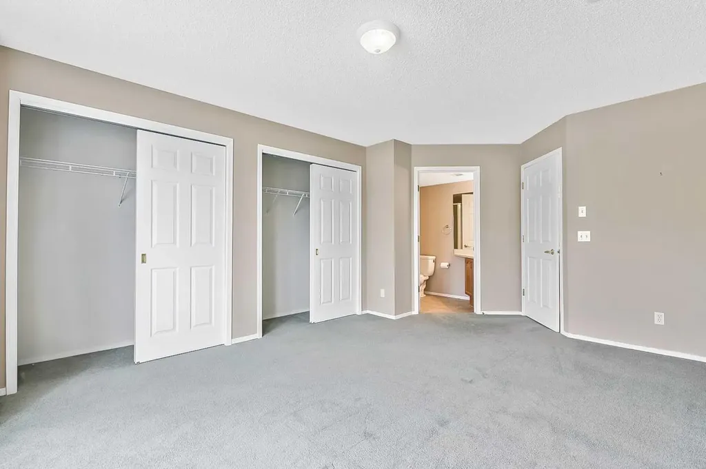2206 Sienna Park Green SW Calgary AB T3H 3N7