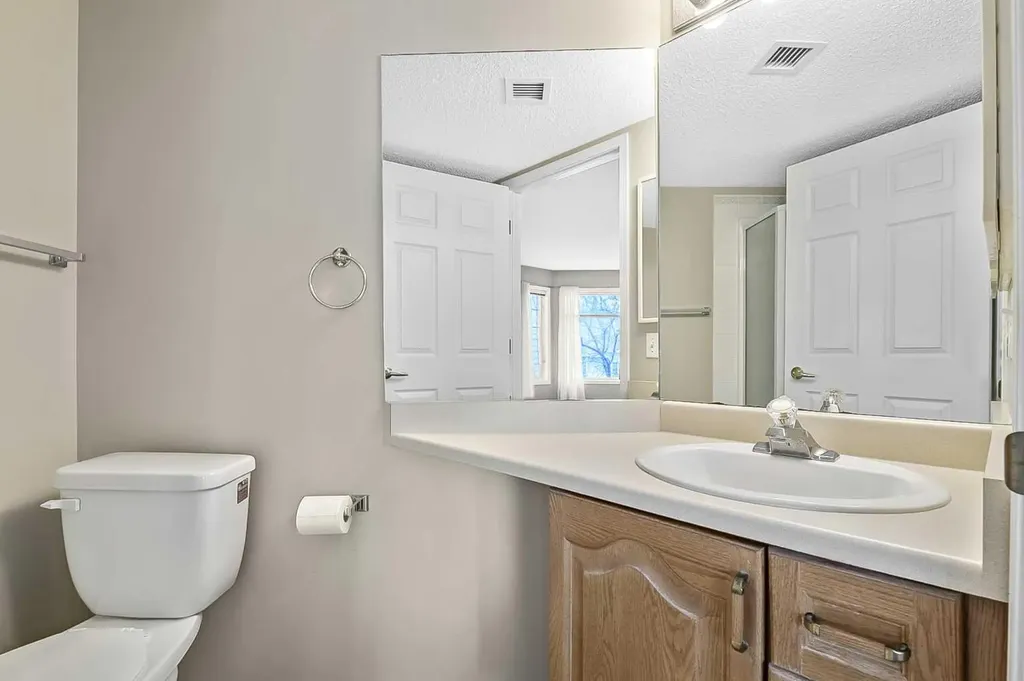 2206 Sienna Park Green SW Calgary AB T3H 3N7