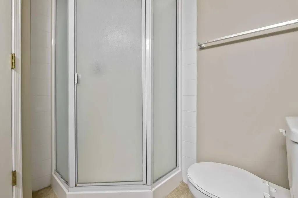 2206 Sienna Park Green SW Calgary AB T3H 3N7