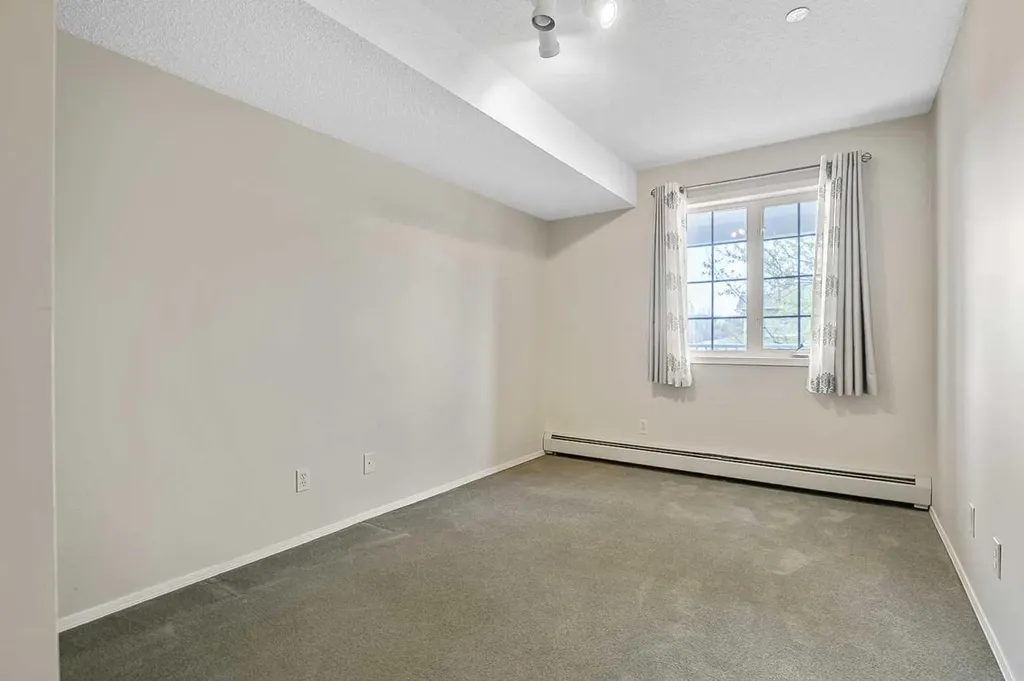 2206 Sienna Park Green SW Calgary AB T3H 3N7