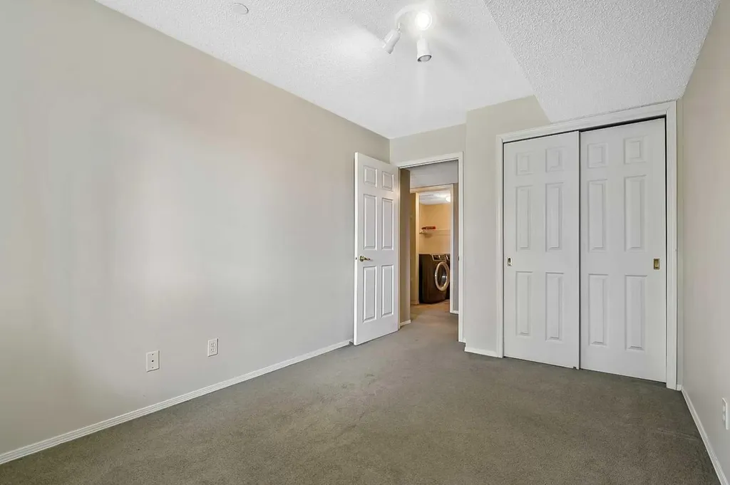 2206 Sienna Park Green SW Calgary AB T3H 3N7