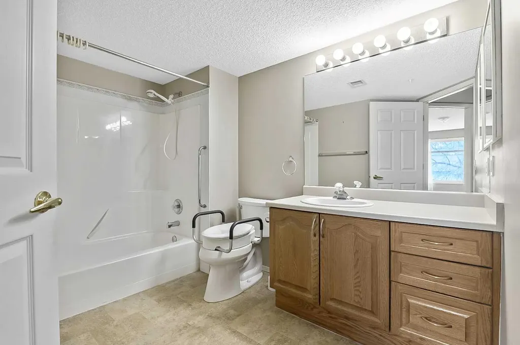 2206 Sienna Park Green SW Calgary AB T3H 3N7