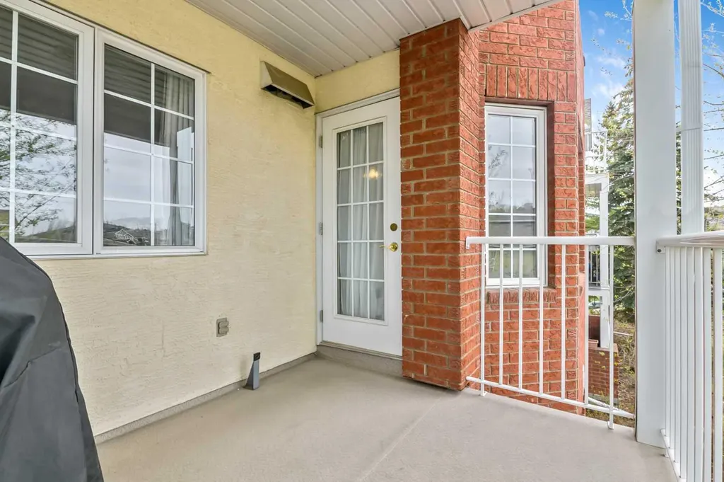 2206 Sienna Park Green SW Calgary AB T3H 3N7