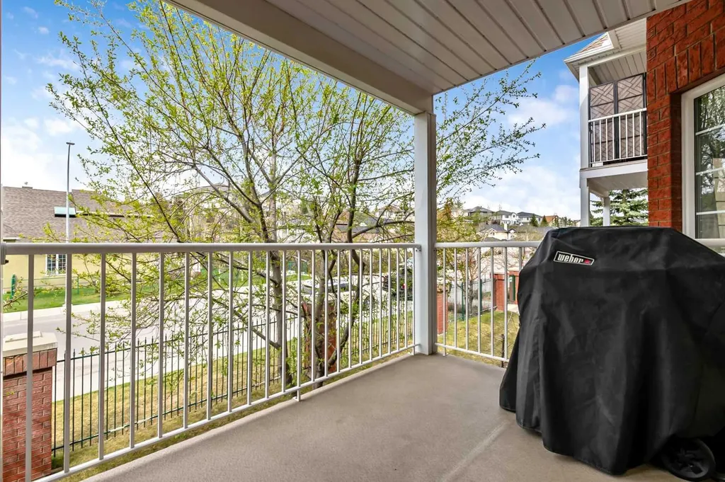2206 Sienna Park Green SW Calgary AB T3H 3N7