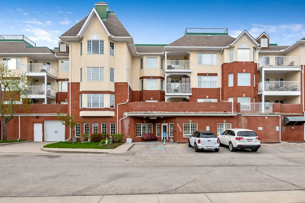 2206 Sienna Park Green SW Calgary AB T3H 3N7