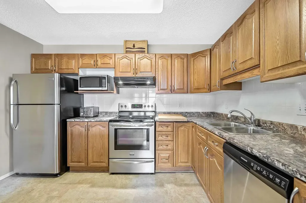 2206 Sienna Park Green SW Calgary AB T3H 3N7