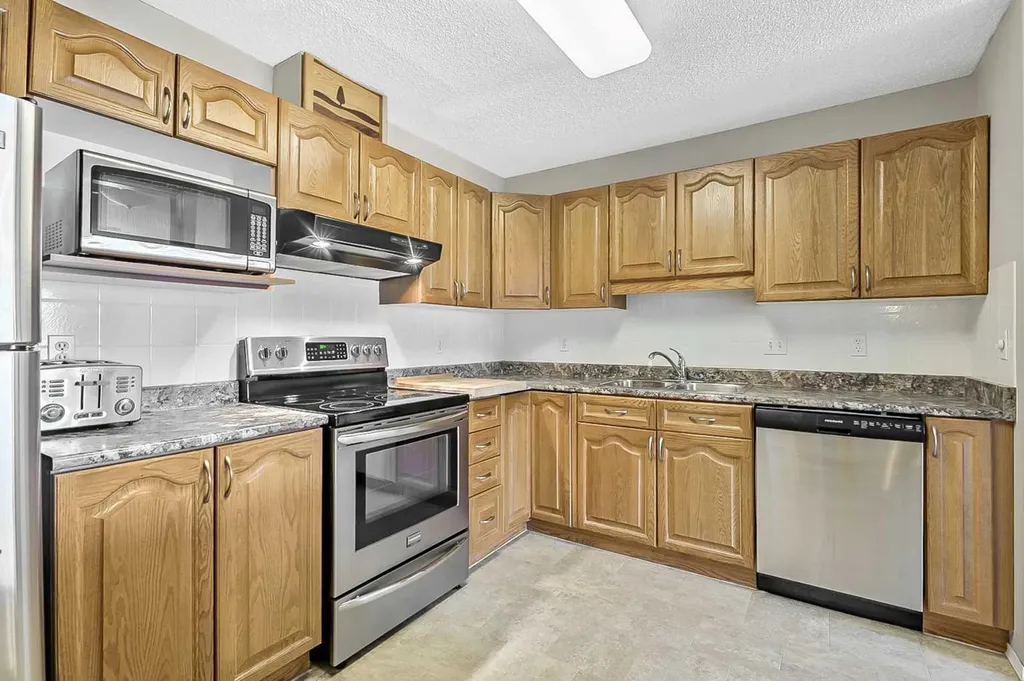 2206 Sienna Park Green SW Calgary AB T3H 3N7