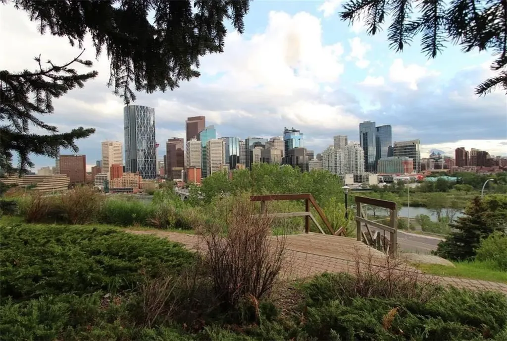 718 5 Street NE Calgary AB T2E 3W8