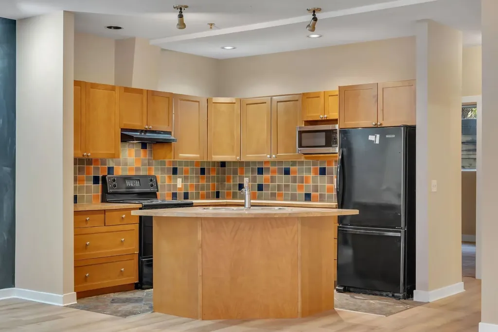 718 5 Street NE Calgary AB T2E 3W8