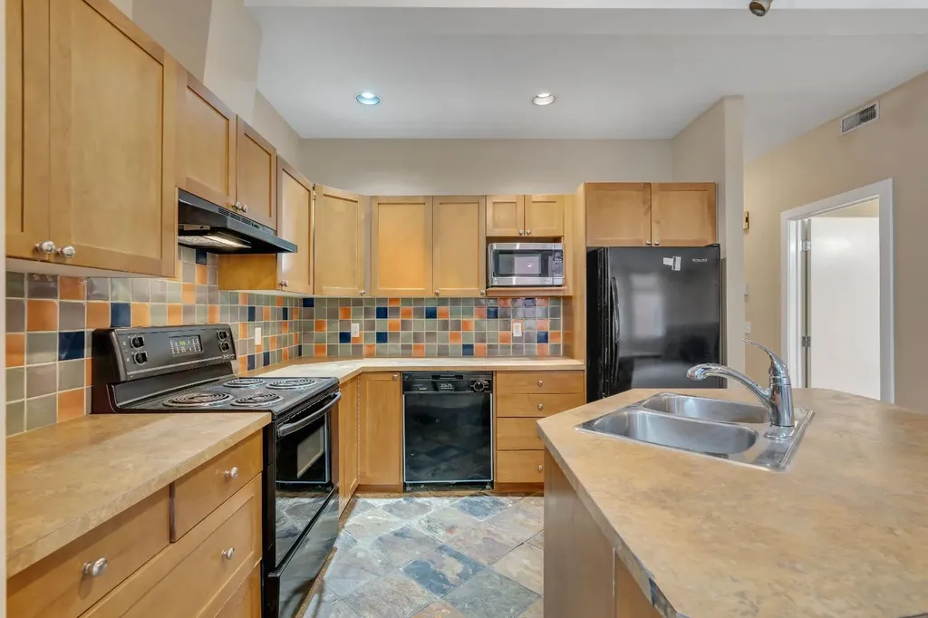 718 5 Street NE Calgary AB T2E 3W8