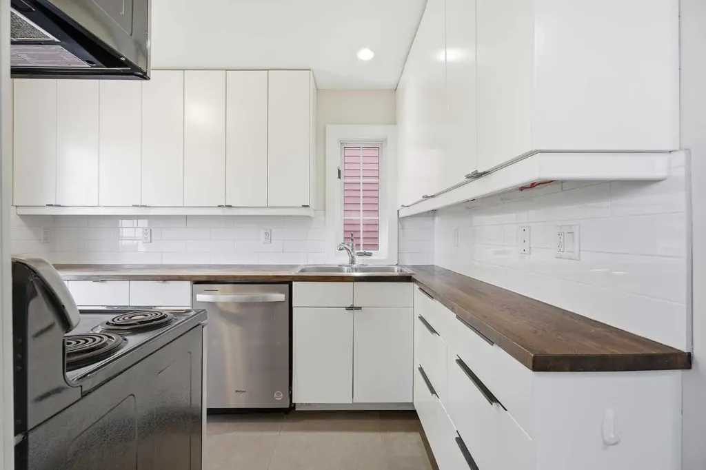 224 30 Avenue NE Calgary AB T2E 2C9