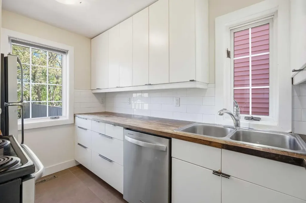 224 30 Avenue NE Calgary AB T2E 2C9