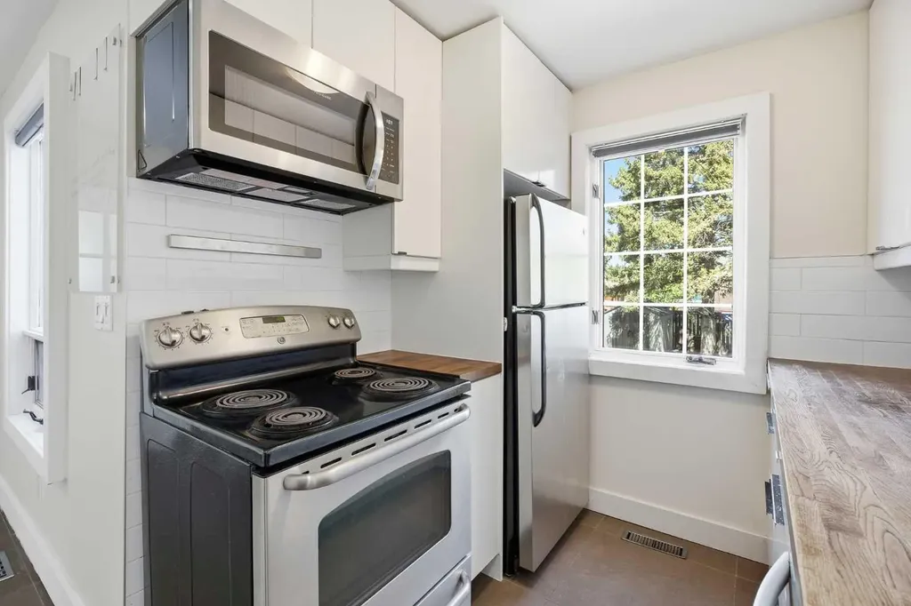 224 30 Avenue NE Calgary AB T2E 2C9