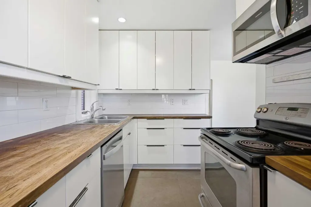 224 30 Avenue NE Calgary AB T2E 2C9